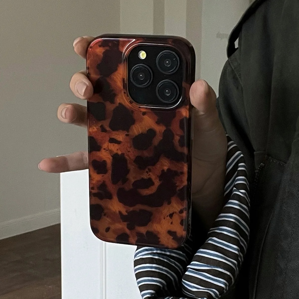 Retro Amber Texture Laser Phon – обзор и цена Phone Accessories To Sell